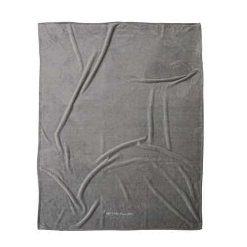 TOM TAILOR Wellsoft Decke, 150x200 cm, 100% Polyester/ Wellsoft, gesäumt mit Logostickerei, WELLSOFT BLANKET Grau (Moody Grey)