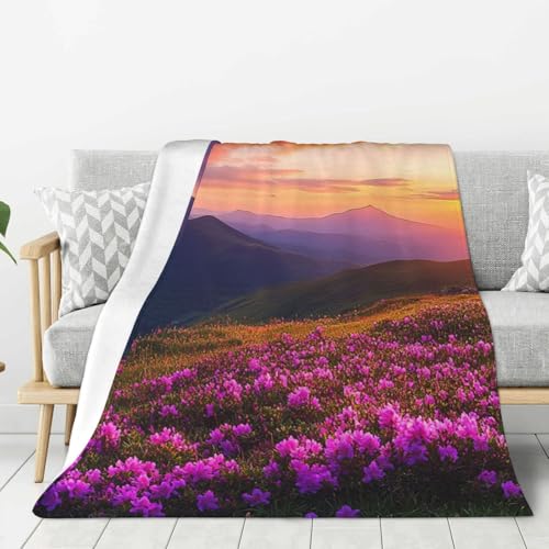 LKINHJGKUT Überwurfdecke mit violetten Blumen, Wiese, Berg, malerisch, warme Flanelldecke, Berge, Flanelldecke für Bettwäsche, Sofa, Couch, 102 x 127 cm