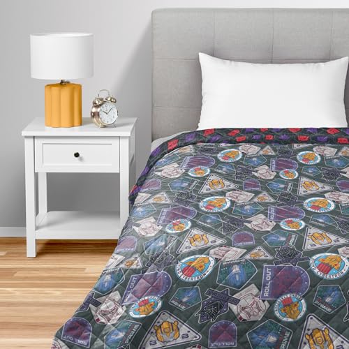 Transformers Autobots vs. Decepticons gesteppte Überwurfdecke, offizielle Fleecedecke mit klassischen Charakteren, weiche, leichte Bettwäsche für Couch, Bett oder Sammler, 152,4 x 203,2 cm