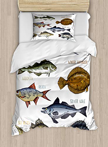 ABAKUHAUS Angeln Theme Bettbezug Set für Einzelbetten, Fische und Namen Info, Milbensicher Allergiker geeignet mit Kissenbezug, 130 x 200 cm - 70 x 50 cm, weiß Multicolor