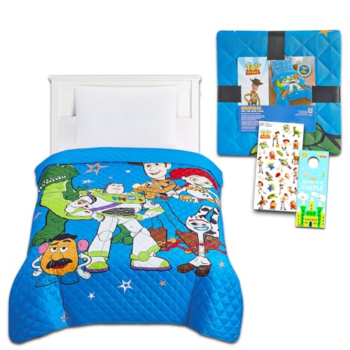 Disney Toy Story Tagesdecke Twin Set für Kinder – Bundle mit Toy Story gesteppter Tagesdecke für Doppelbett plus Aufkleber, mehr | Toy Story Twin Bettwäsche-Set für Jungen