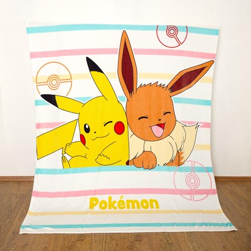Familando Große Kuscheldecke Pokemon Decke flauschig · Bunte Fleece-Decke 150 x 200 cm aus 100% Polyester · Motiv mit Pikachu und Evoli · Tagesdecke für Kinder