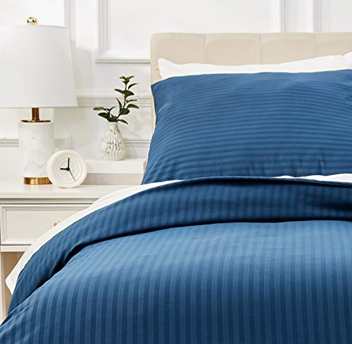 Amazon Basics 2-teiliges Mikrofaser-Bettwäsche-Se t, Einzelbett, Bettbezug 135 x 200 cm & 1 Kissenbezug 80 x 80 cm, Marineblau, gestreift